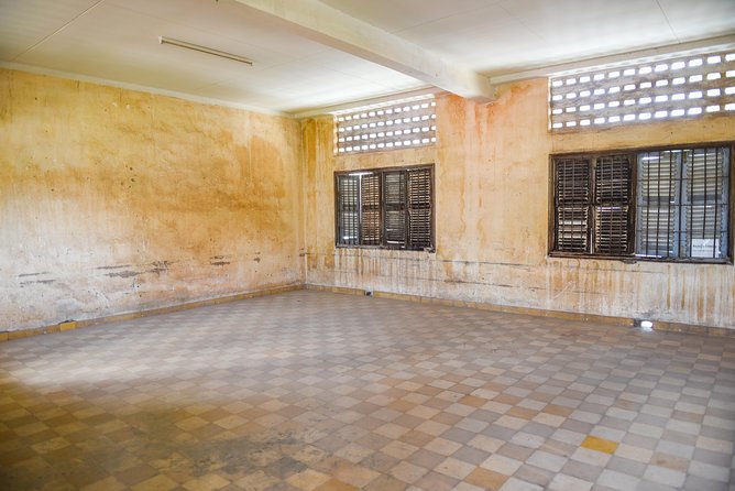 Killing Fields and Prison S21 Bus Tour - Morning and afternoon pickup in Phnom Penh