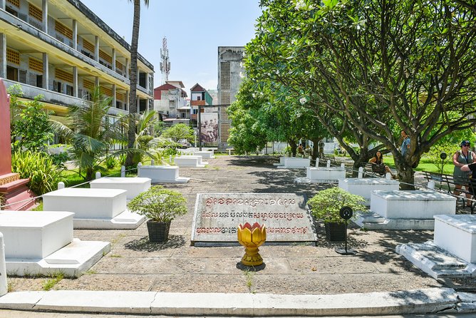 Killing Fields and Prison S21 Bus Tour - Choeung Ek and the memorial grounds