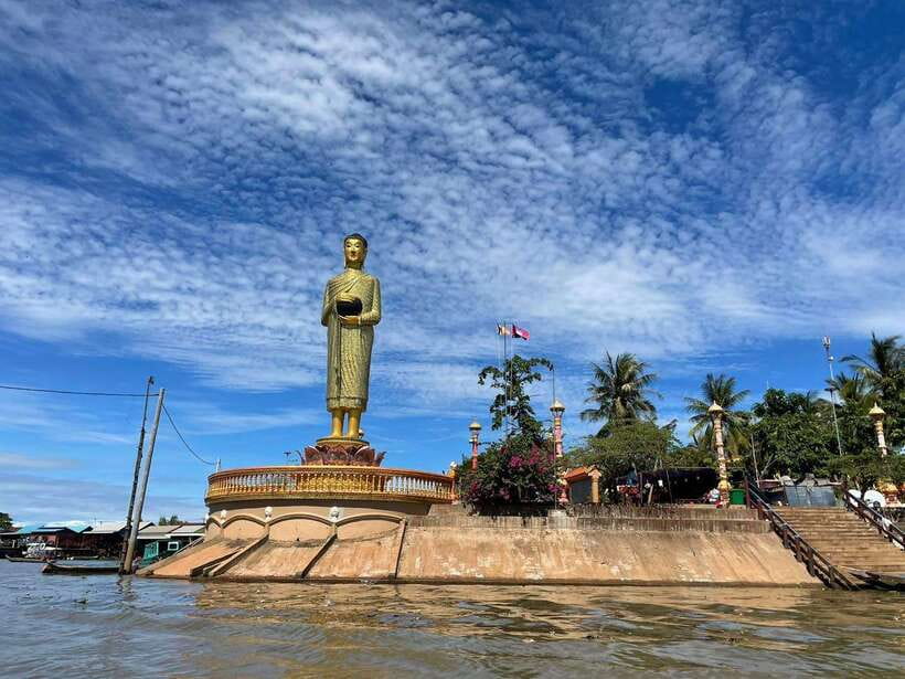 Kompong Kleang Floating Village Guide Tour from Siem Reap - A short walk through a traditional village