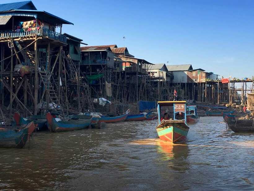 Kompong Phluk and Tonlé Sap Lake: Half-Day Tour - Boarding the boat at Tonlé Sap