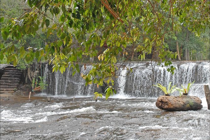 Kulen Waterfall & Kbal Spean Tour - Lunch near the park, with simple choices