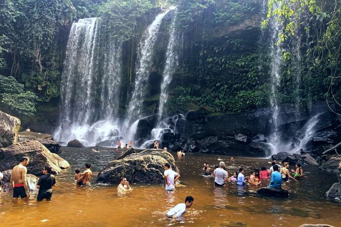 Kullen Waterfall Park with Small Group included entrance fee - Reading the riverbed at the One Thousand Lingas