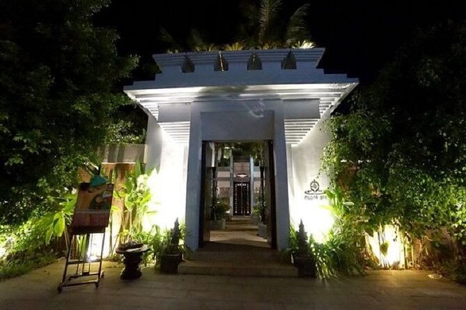 Mudita Signature Treatment - How the warm herbal compress changes the experience
