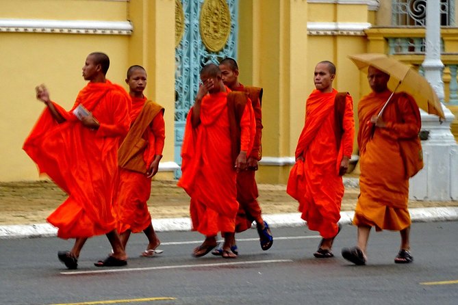 One Day Private Guide Tours History in Phnom Penh Incl. admission - Ancient Khmer art at the National Museum