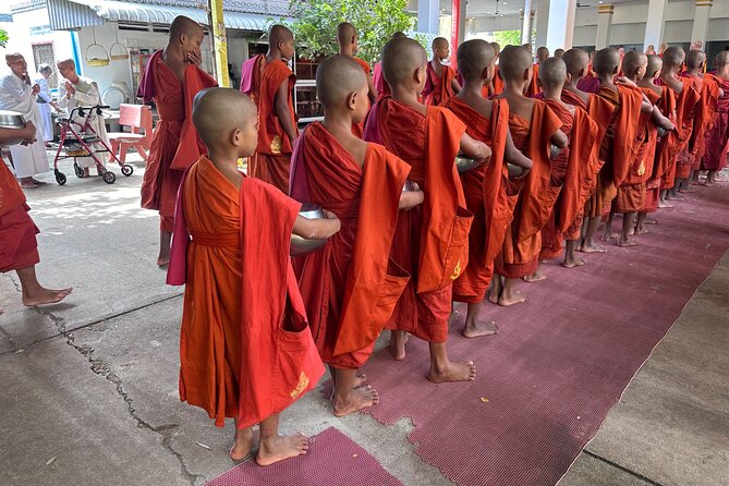 Oudong Mountain History and Pagoda Tour - Chey Odam market and a shaded Khmer lunch