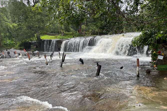 Phnom Kulen Waterfall and Banteay Srei Temple Tour from Siem Reap - The short stop at Preah Dak
