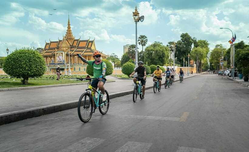 Phnom Penh: Bike & Boat Tour / E-Bike Available - The silk house and careful handwork
