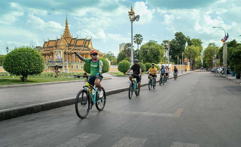 Phnom Penh: Bike & Boat Tour / E-Bike Available - Sisowath Riverside Park and the first break