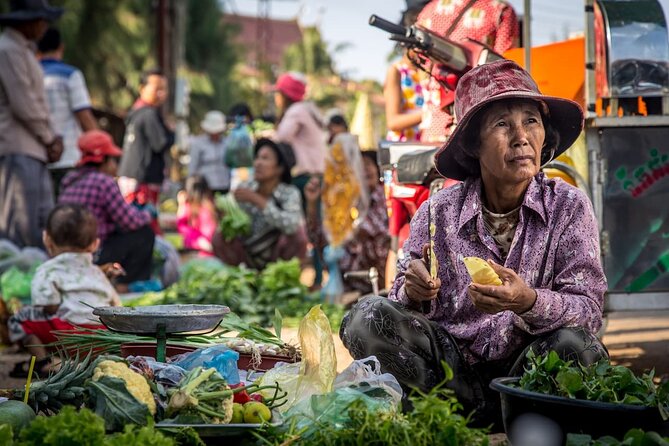 Phnom Penh city Tour by Cyclo - Wat Phnom and the city’s beginnings
