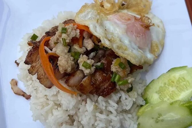 Phnom Penh Local Market & Morning Food Tour Include Drinks - What the guide adds to the food