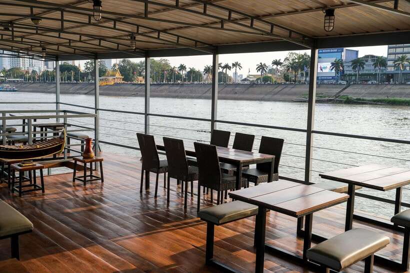 Phnom Penh: Mekong Sunset Dinner Cruise with Live Music - Live Khmer music gives the ride its local character