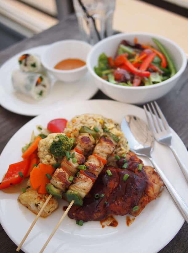 Phnom Penh: Mekong Sunset Dinner Cruise with Live Music - The welcome drink and onboard extras