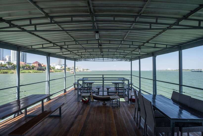 Phnom Penh: Mekong Sunset Dinner Cruise with Live Music - How crowded is the cruise?