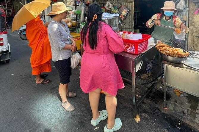 Phnom Penh Morning Breakfast, Market and Art Tour by Tuktuk - Start With Phnom Penh Before the Streets Heat Up