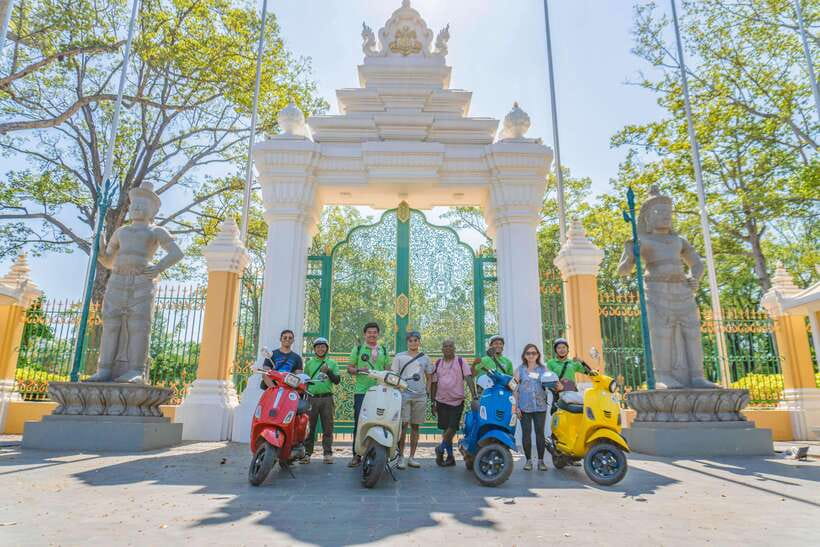 Phnom Penh: Morning Foodie, Market Walking & Street Art Tour - Central Market turns shopping into a lesson
