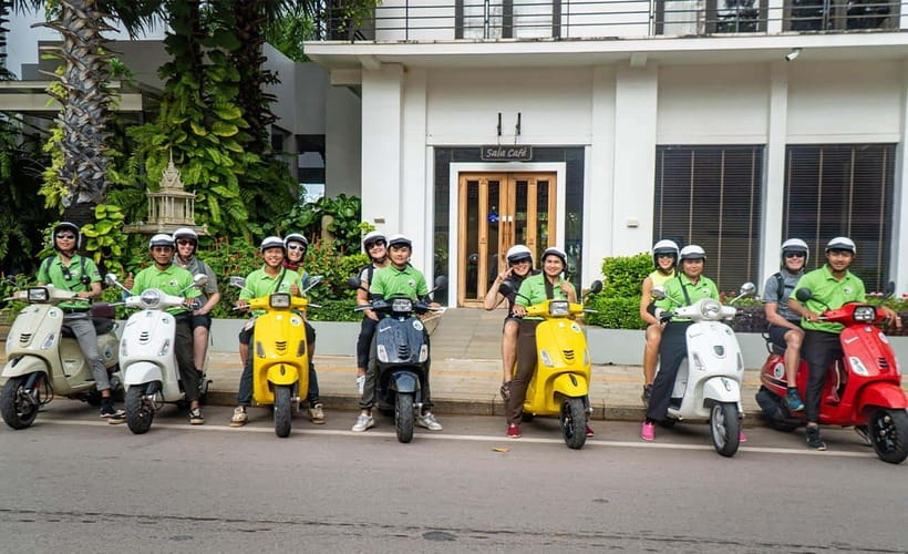 Phnom Penh: Morning Foodie, Market Walking & Street Art Tour - Banh chaev shows how technique shapes flavor