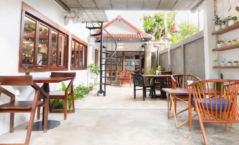 Phnom Penh: Morning Foodie, Market Walking & Street Art Tour - What your guide adds to the day