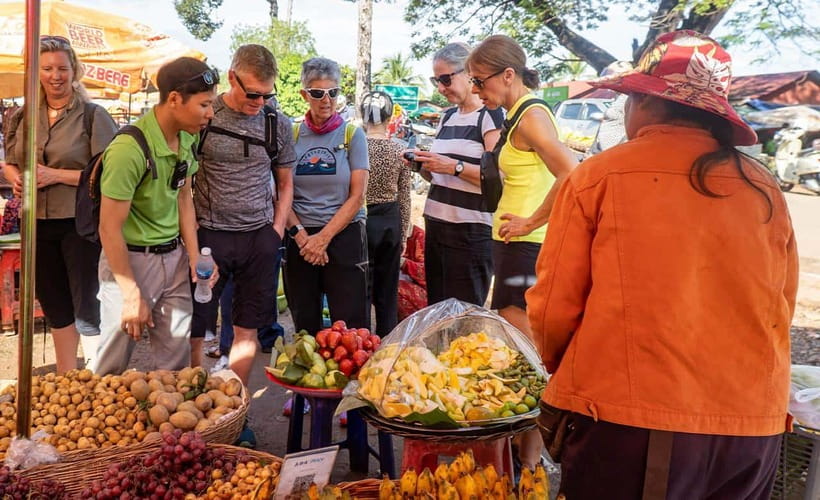 Phnom Penh: Morning Foodie, Market Walking & Street Art Tour - Boeng Keng Kang Market starts with breakfast