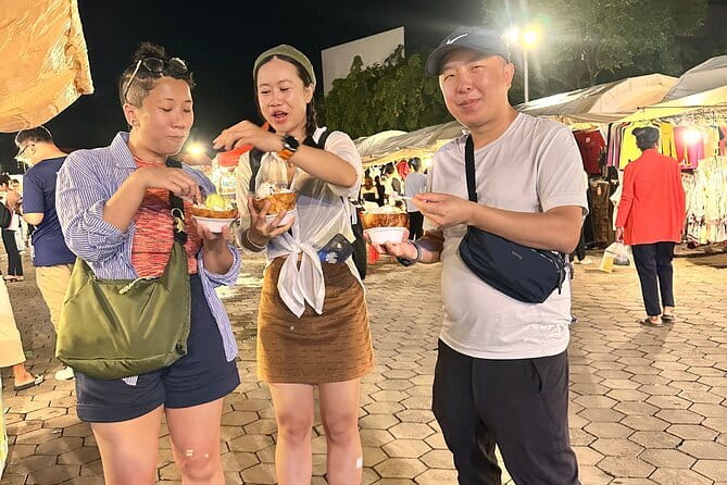 Phnom Penh Night City Highlights & Local Food tour by Tuktuk - The Independence Monument in the evening light