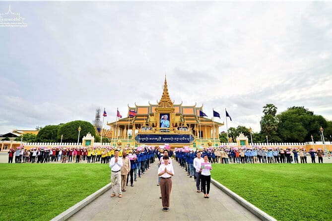 Phnom Penh Night City Highlights & Local Food tour by Tuktuk - Dinner at a family-owned restaurant