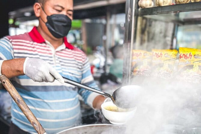 Phnom Penh Night City Highlights & Local Food tour by Tuktuk - What Neara adds to the experience