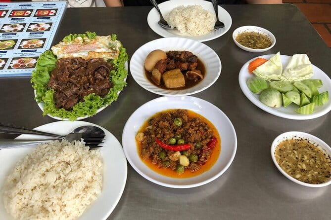 Phnom Penh Night City Highlights & Local Food tour by Tuktuk - A traditional noodle stop near Botum Vatey Pagoda