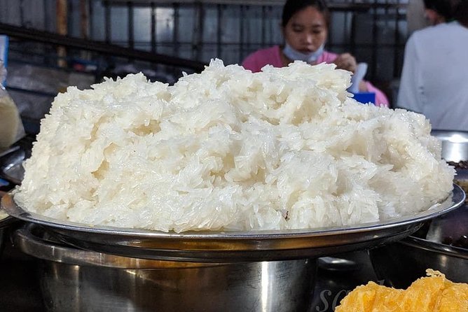Phnom Penh Nightlife Street Food Tours - What the guides add to the evening