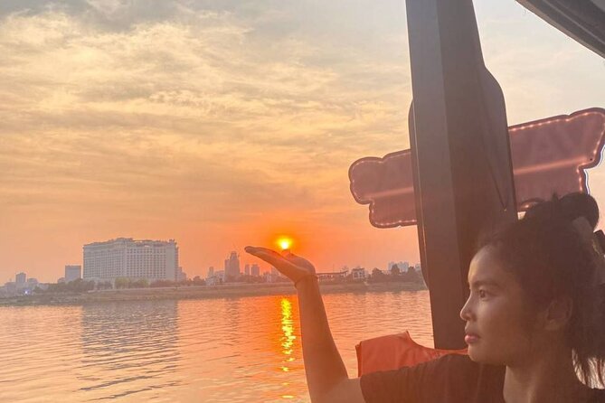 Phnom Penh: Sunset Cruise-Free Beers-Sodas-BBQ Buffet-fruit plate - Fifteen to thirty minutes: Phnom Penh from the river