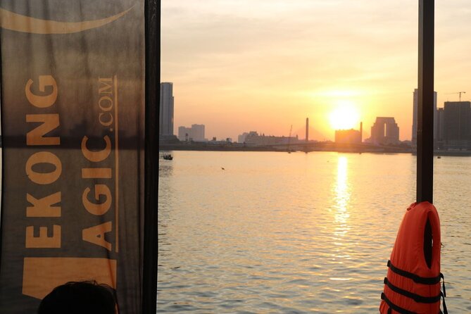 Phnom Penh: Sunset Cruise-Free Beers-Sodas-BBQ Buffet-fruit plate - Thirty to forty-five minutes: fishermen, villages, and river life
