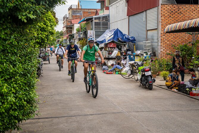 Phnom Penh to Silk Island Sunset Bike Tour/ E-Bike or Tuk Tuk - Seeing how Cambodian silk is made