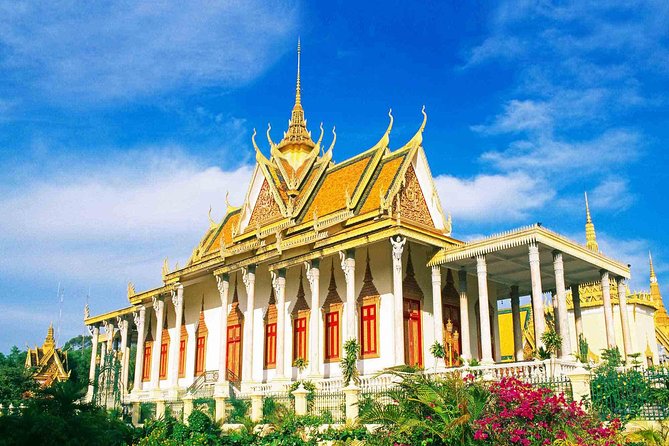 Phnom Penh Tours and Mekong River cruise - A Phnom Penh day built around sharp contrasts