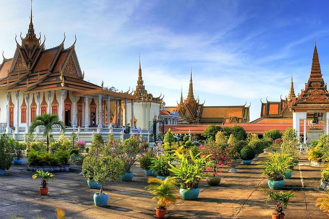 Phnom Penh Tours and Mekong River cruise - Choeung Ek: prepare for the hardest hour