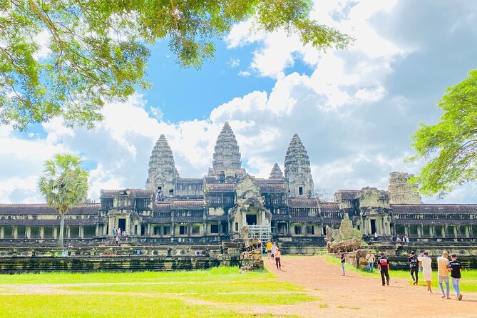 Private Angkor Wat and Lost Temple Jungle Tour - Bayon Temple: one and a half hours among stone faces