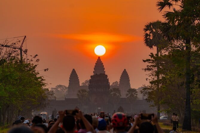 Private Angkor Wat Sunrise Guide Tour include Breakfast and Snack - Victory Gate and the old city entrance