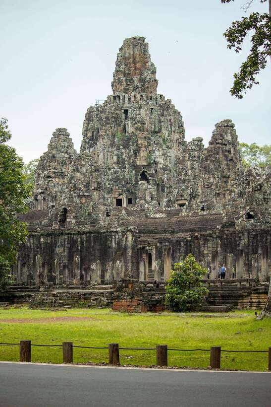 Private Angkor Wat Sunset Tour with Lunch and Snack Included - Victory Gate Adds Context, Not Just Another Photo