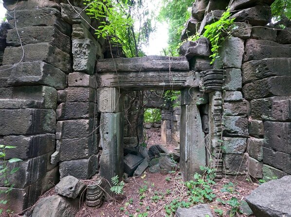 Private Banteay Chhmar, Banteay Toap & Ang Trapaeng Thma Guided Tour - Ang Trapaeng Thma: Birds Before the Temples