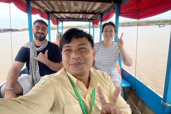 Private Kompong Phluk Floating Village Guided Tour - Boarding the motorboat