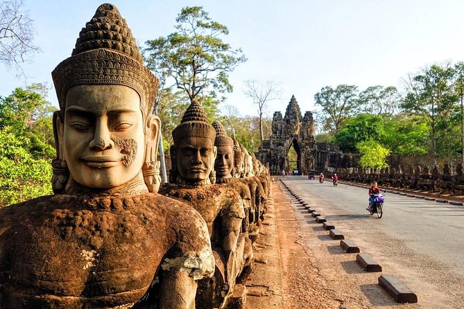 Private one-day tuktuk 'small tour' of the oldest Angkor temples - Angkor Thom: a capital inside the forest