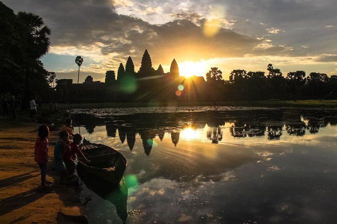 Private one-day tuktuk 'small tour' of the oldest Angkor temples - Phnom Bakheng: add the sunset option carefully