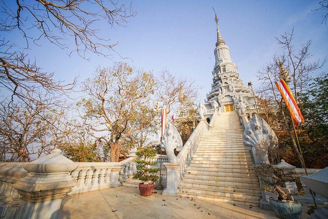 Private Oudong Temple Day Tour from Phnom Penh - A Cambodian lunch at the foot of the hill