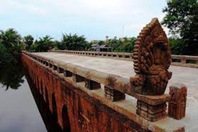 Private Taxi Phnom Penh to Siem Reap - English Spreaking Driver - Skun Spider Market offers a very different stop