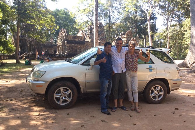 Private taxi transfer Siem Reap to Phnom Penh - Choosing between the Lexus and the larger minivan