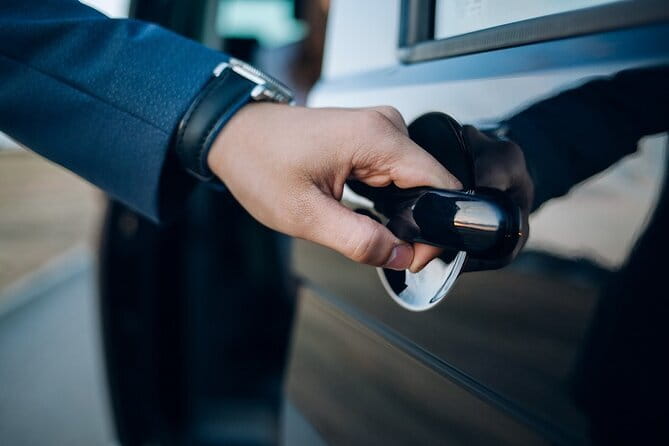 PrivateTransfer: PhnomPenh Airport(PNH/KTI) to Hotel in PhnomPenh - What the driver does, and what is not included