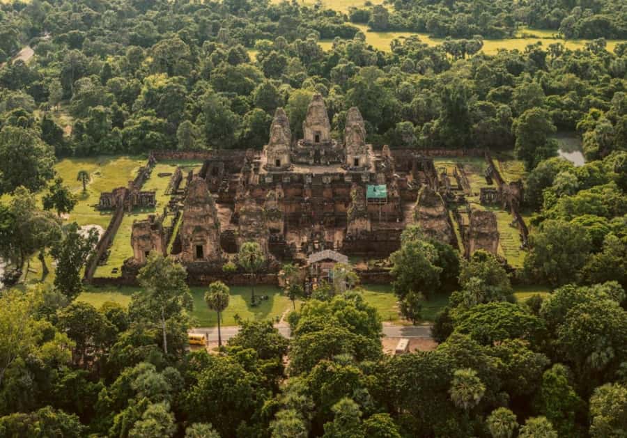 Shared day tour with Spanish-speaking guide at Angkor Temple. - Bayon and its many carved faces