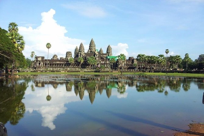 Siem Reap 2 Days Private Tour Angkor Wat and Floating Village - Bayon and the royal center