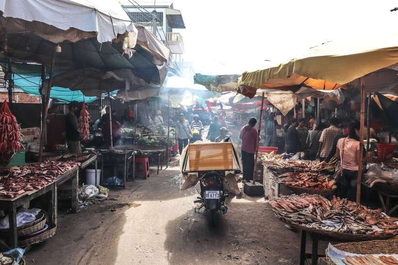 Siem Reap: 3-Hour Behind-the-Scenes Tuk-Tuk Tour - Seeing Khmer Ceramics and local craft