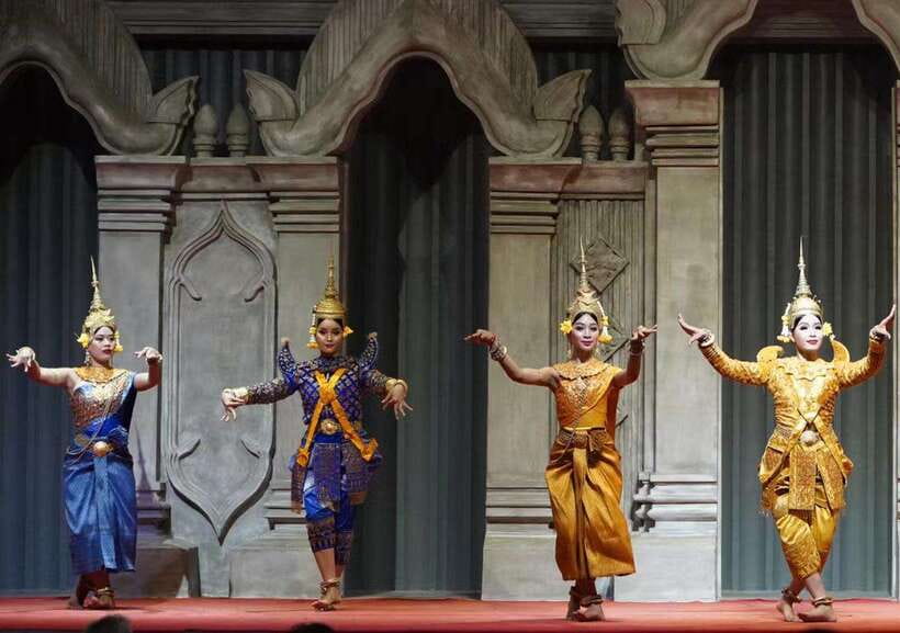 Siem Reap: Amazon Angkor Buffet Traditional Fairy Dance Show - Arriving in central Siem Reap