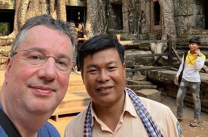 Siem Reap Angkor Private Tour Guide in English and Spanish - Bayon’s smiling faces and crowded towers
