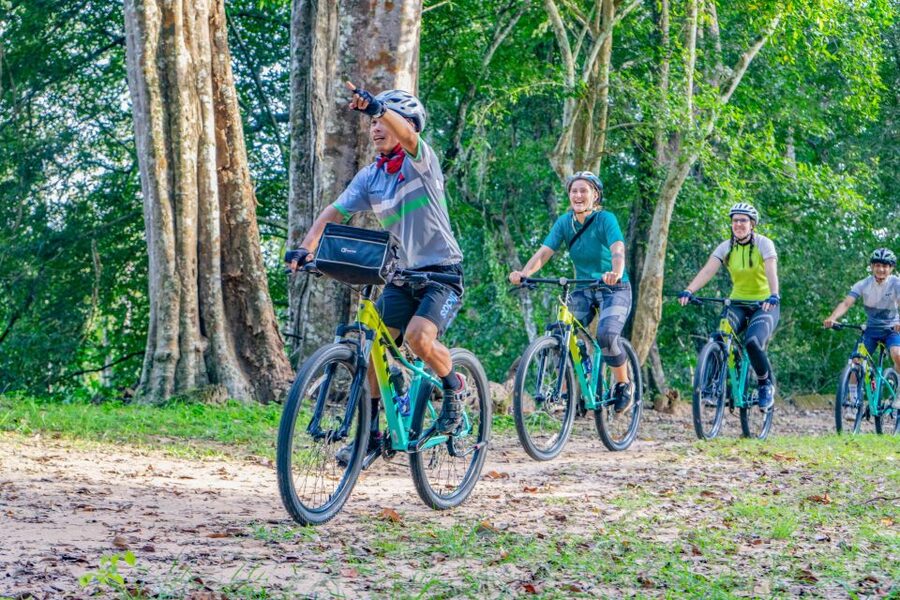 Siem Reap: Angkor Sunset Bike & Boat Tour /E-Bike Available - Angkor Park after the crowds thin