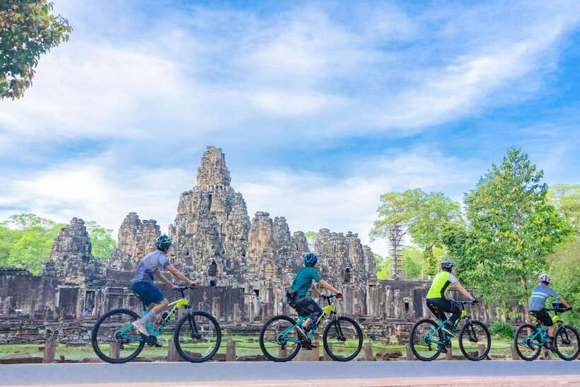 Siem Reap: Angkor Sunset Bike & Boat Tour /E-Bike Available - The guides and the small-group advantage